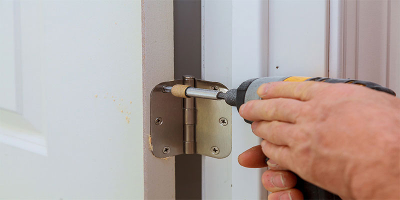 Installing hinge